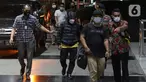 Sejumlah orang terdiri dari Aparatur Sipil Negara (ASN) dan pihak swasta dari Kabupaten Langkat Sumatera Utara (Sumut) yang terjaring Operasi Tangkap Tangan KPK tiba di Gedung KPK, Jakarta, Rabu (19/1/2021). Mereka akan diperiksa lebih lanjut oleh penyidik KPK. (Liputan6.com/Helmi Fithriansyah)