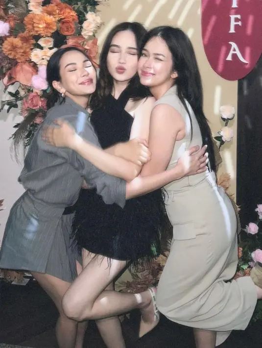 Alyssa Daguise turut hadir mengenakan one set berupa kemeja panjang dan mini skirt berwarna abu-abu. [@syifahadju/@rklopperr/@wanda_haraa].