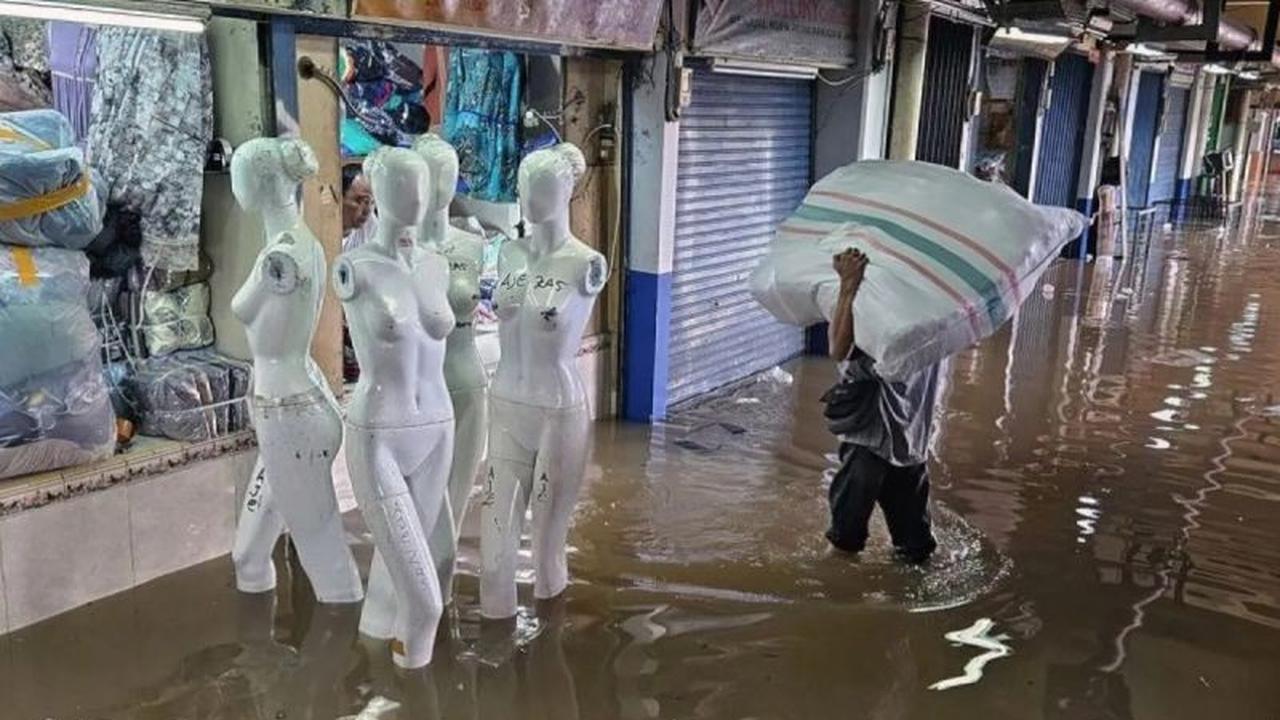 Banjir Jakarta Selatan: Ketinggian Air Capai 140 Cm di Cipulir, Warga Diimbau Waspada