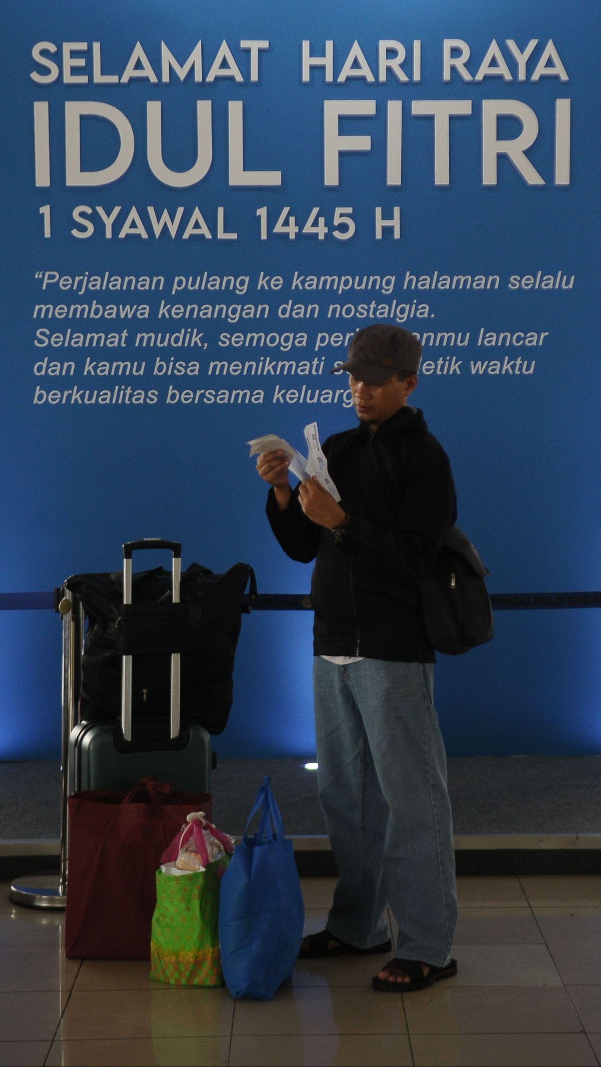 Sebelum Hari Raya Idulfitri 2024, sudah 2 ribu lebih pemudik meninggalkan Jakarta menuju kampung halaman melalui Terminal Terpadu Pulo Gebang, Jakarta Timur.&nbsp;Merdeka.com/Imam Buhori<br>