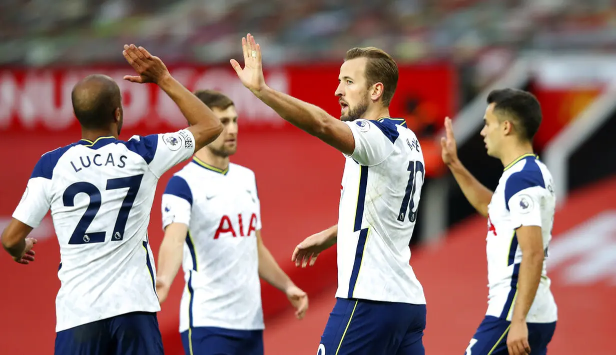 Pemain Tottenham Hotspur Harry Kane (tengah) melakukan selebrasi usai mencetak gol ke gawang Manchester United pada pertandingan Liga Premier Inggris di Old Trafford, Manchester, Inggris, Minggu (4/10/2020). Tottenham Hotspur mengalahkan Manchester United 6-1. (Alex Livesey/Pool via AP)