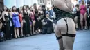 Seorang model ukuran plus mempersembahkan sebuah fashion show selama acara The All Sizes Catwalk di Paris, Minggu (15/9/2019). Sekitar 100 wanita dari berbagai bentuk tubuh berkumpul dalam acara tersebut untuk mempromosikan penerimaan diri. (STEPHANE DE SAKUTIN / AFP)