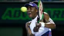Petenis putri AS, Venus Williams melakukan servis ke arah petenis senegaranya, Danielle Collins pada babak perempat final Miami Terbuka 2018 di Crandon Park, Kamis (29/3). Venus gagal maju lebih jauh setelah bertarung selama 87 menit. (AP/Wilfredo Lee)