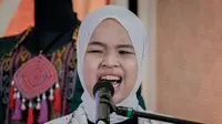 Putri Ariani bernyanyi di acara pameran UMKM Apresiasi Kreasi Indonesia (AKI) 2023, di RITA Mall Purwokerto, Jawa Tengah, 11&nbsp;Juni 2023. (dok. Biro Komunikasi Kemenparekraf)