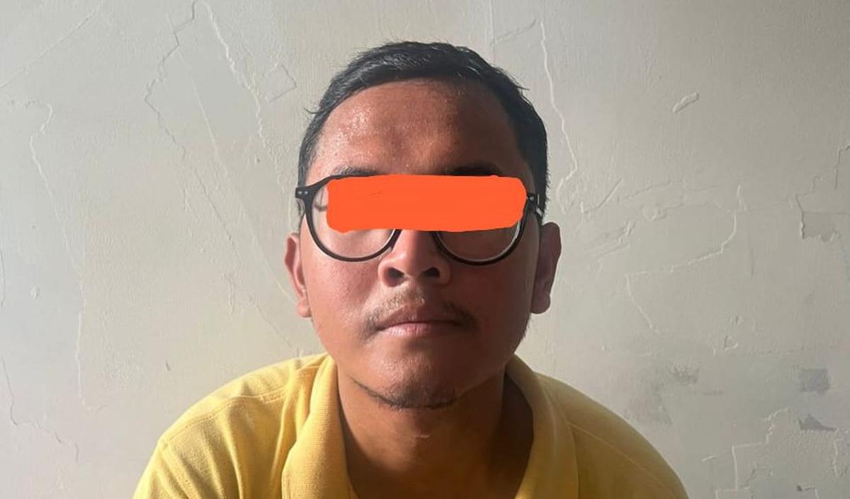 Seorang warga Bekasi Selatan YRS (23) ditangkap polisi karena diduga menyebarkan pesan bernada provokasi untuk menyerang petugas saat unjuk rasa di kawasan Patung Kuda Arjuna Wiwaha, Jakarta Pusat, Rabu (20/9).&nbsp;