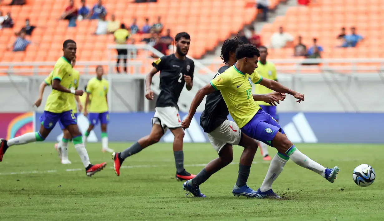Namun setelah terus mencoba, Brasil akhirnya memecah kebuntuan melalui situasi bola mati. Rayan ('28) menanduk sepak pojok untuk membuka keunggulan timnya. (Doc. LOC WCU17/BRY)