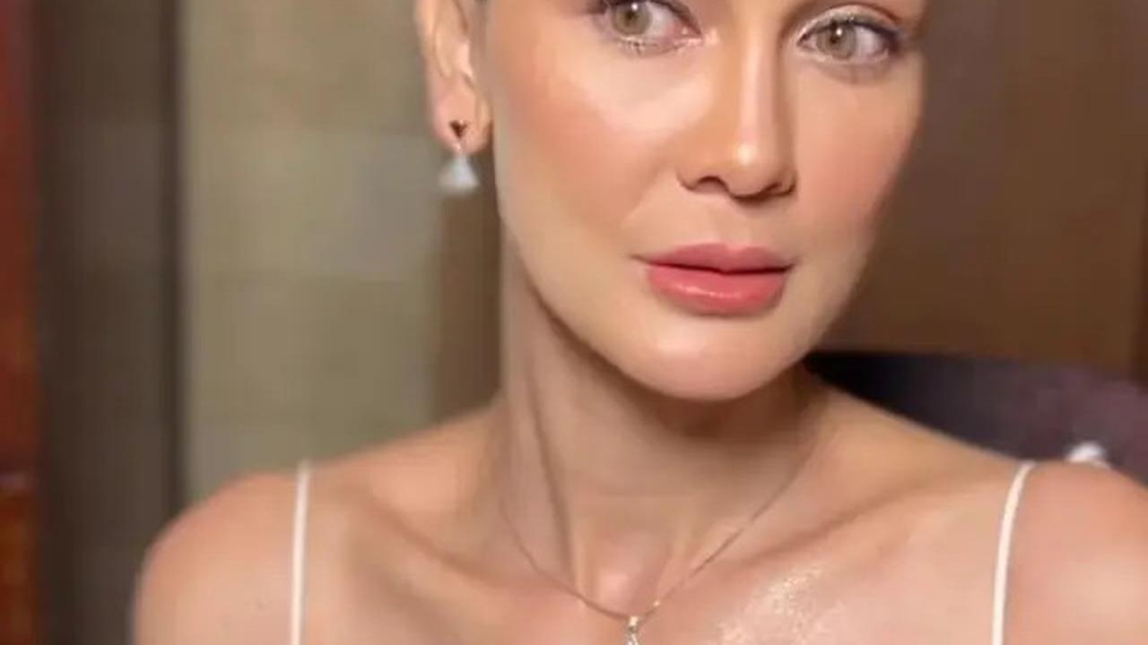 Resmi Jadi Istri Maxime Bouttier, Luna Maya Tampil Flawless dengan Riasan Fresh Coral di Momen Resepsi Pernikahan