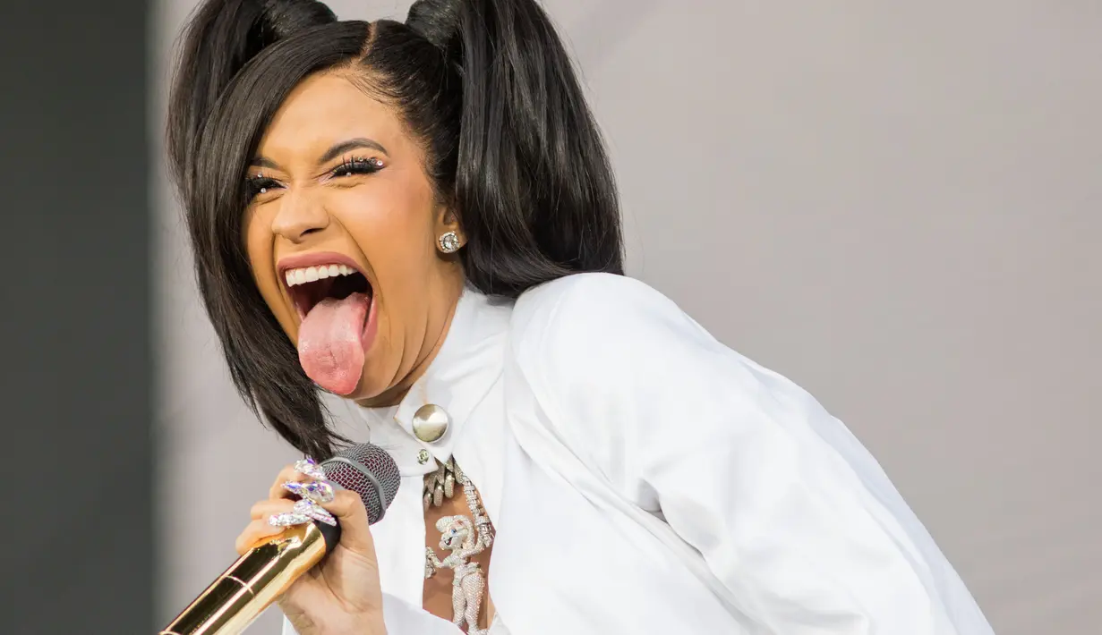 Dilansir dari Cosmopolitan, Cardi B pernah membicarakan megenai bahagianya jika menjadi seorang ibu. (KYLE GRILLOT  AFP)