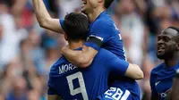 Pemain Chelsea Alvaro Morata berselebrasi dengan Cesar Azpilicueta setelah mencetak gol ke gawang Southampton pada laga semifinal Piala FA di Stadion Wembley, London, Minggu (22/4). Chelsea lolos setelah menang 2-0 atas Southampton. (AP/Frank Augstein)