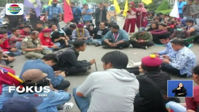 Dalam aksi unjuk rasa ini, para mahasiswa mengajukan 20 tuntutan.