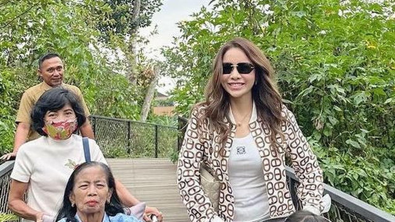 Netizen pun merasa senang melihat ibunda Momo yang tampak sehat dan dapat menikmati waktu bersama anak dan cucu tercinta.<br><br>