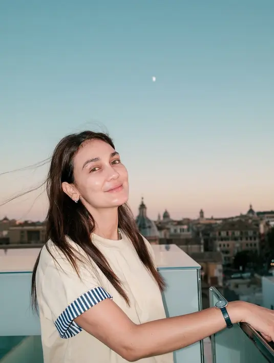 Luna Maya tampil percaya diri meski tanpa makeup. Terlihat wajah glowing dengan bibir yang pucat tanpa lipstik [@lunamaya]