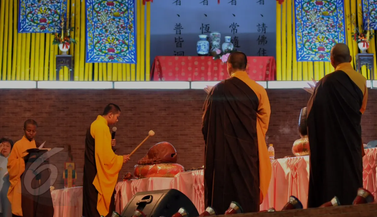 Sejumlah biksu/biksuni memimpin ibadah kebaktian uposatha di Vihara Mahavira Graha, Jakarta, Senin (1/6/2015). (Liputan6.com/Andrian M Tunay)