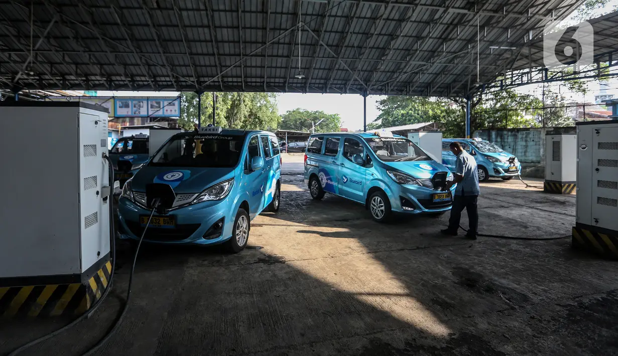 Taksi Blue Bird merupakan salah satu layanan kendaraan umum yang menggunakan kendaraan listrik sebagai operasional. (Liputan6.com/Johan Tallo)