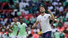 Pemain Inggris, Gary Cahill melakukan selebrasi usai mencetak gol ke gawang Nigeria dalam laga uji coba Piala Dunia 2018 di Stadion Wembley, London, Inggris, Sabtu (2/6). Inggris berhasil menekuk Nigeria dengan skor 2-1.  (AP Photo/Matt Dunham)