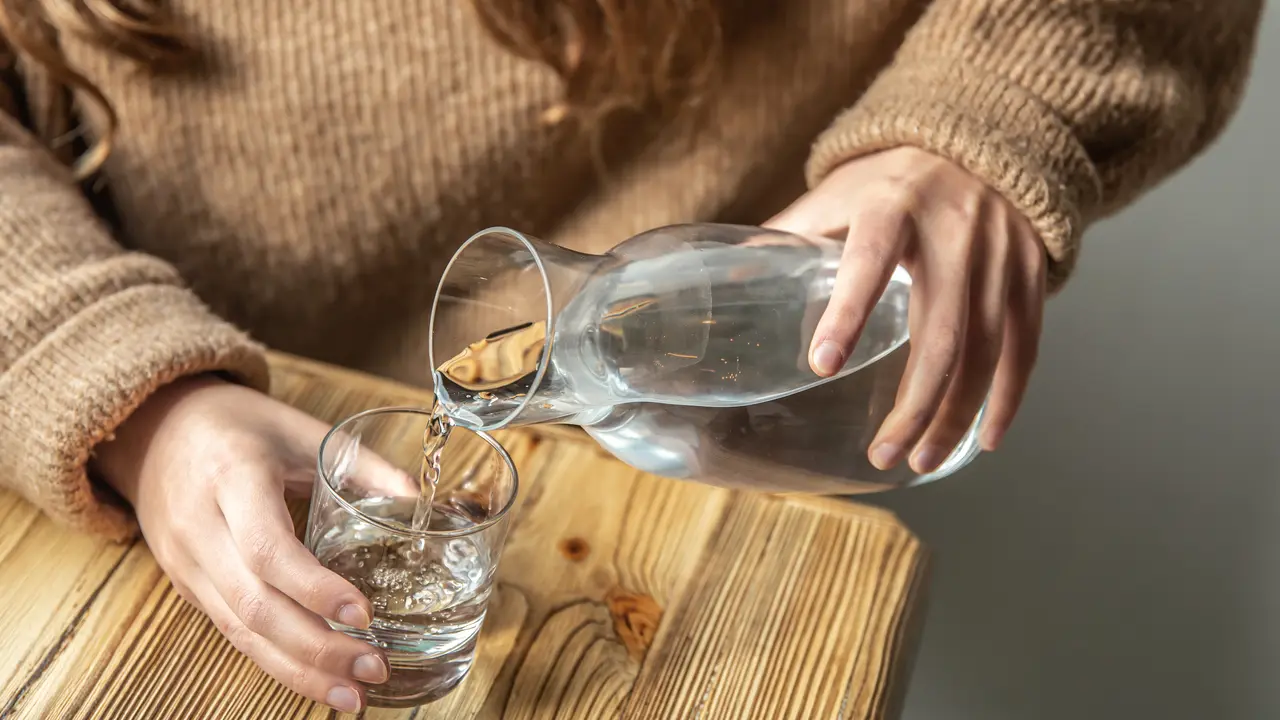 Prof Hardinsyah dari IPB Menjelaskan Air Minum Adlaah Zat Gizi bagi Tubuh Manusia. Oleh Sebab Itu, Ribuan Rumah Sakit di Seluruh Dunia Menggantungkan Sumber Air Minum dari Air Minum dalam Kemasan (AMDK) Galon (Foto: freepik.com/pvproductions)