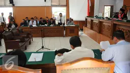 Buni Yani didampingi pengacaranya saat menjalani sidang praperadilan di Pengadilan Negeri Jakarta Selatan, Selasa (13/12). Sidang tersebut merupakan pembacaan surat permohonan praperadilan. (Liputan6.com/Helmi Affandi)
