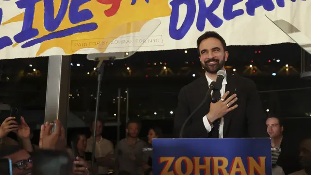 Zohran Mamdani deklarasi kemenangan jadi wali kota keturunan India-Amerika dan Muslim pertama di New York City bersama para pendukungnya di pesta primary election pada Rabu (25/6/2025). (AP/Heather Khalifa)
