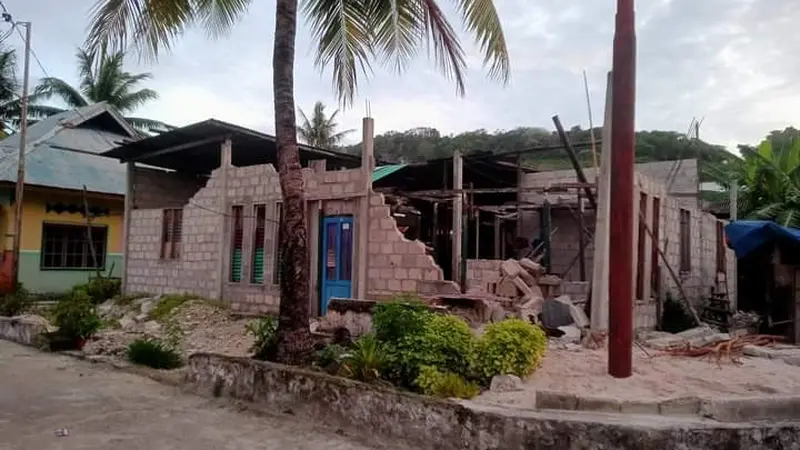 Sejumlah Bangunan Rusak Usai Gempa Maluku Magnitudo 7,9