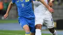 Pemain depan timnas Prancis Anthony Martial (kanan) berebut bola dengan bek Ukraina Oleksandr Tymchyk dalam laga Kualifikasi Piala Dunia 2022 zona Eropa di NSK Olimpiyskiy, Minggu (5/9/2021) dinihari WIB. Prancis bermain imbang 1-1 dengan tuan rumah, Ukraina. (FRANCK FIFE / AFP)