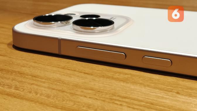 Botones de encendido/bloqueo y volumen en el lado derecho del Oppo Reno15 Pro Max 5G. (Liputan6.com/Yuslianson)