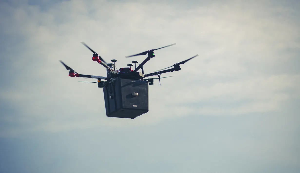 Foto yang dirilis dan diambil pada September 2021 menunjukkan menunjukkan drone Unither Bioelectronique terbang di atas kawasan perkotaan dengan kepadatan tinggi di Toronto, Kanada. Drone itu menempuh jarak 1,5 km dengan perjalanan selama enam menit. (Jason van Bruggen/Unither Bioelectronique/AFP)