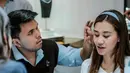 Romantisme Thariq terlihat saat menyibakkan rambut Aaliyah kala menjajal kalung emas. Pasangan yang dikabarkan segera menikah ini jadi sorotan di sebuah toko perhiasan. (Liputan6.com/IG/@aalthor.vibes)