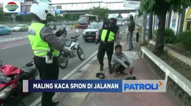 Seorang pria diamankan polisi karena tertangkap tangan mencuri sepasang kaca spion mobil yang sedang melintas di Tanjung Duren, Jakarta Barat. Satu pelaku lainnya melarikan diri.