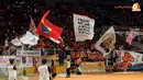 Berbagai bendera dukungan untuk Persija terus dikibarkan selama pertandingan berlangsung (Liputan6.com/Helmi Fithriansyah).