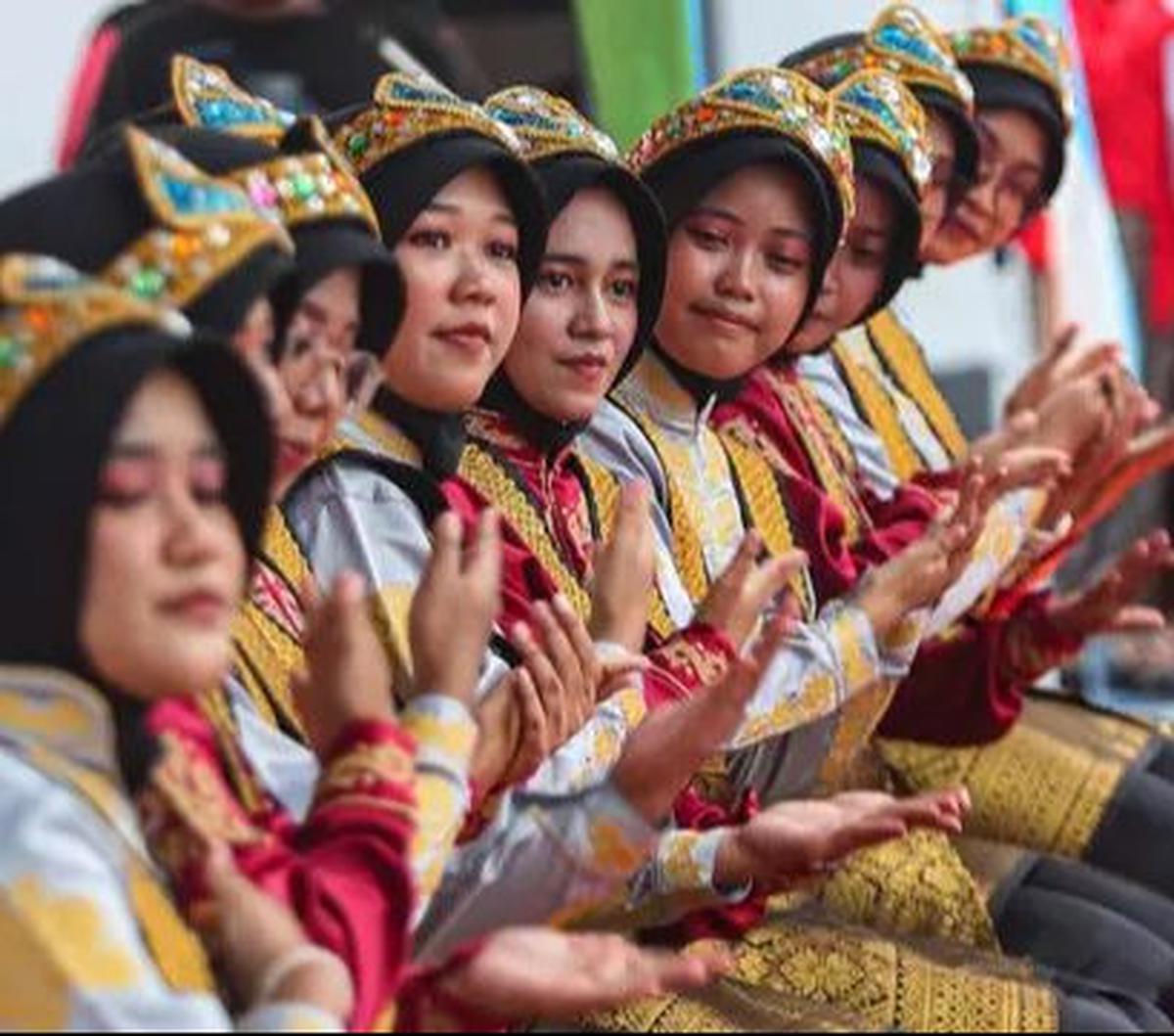 Pelajar SMKN 38 menampilkan kesenian Nusantara saat memperingati Hari Pendidikan Nasional (Hardiknas) 2024 di Sekolah Menengah Kejuruan Negeri (SMKN) 38, Jakarta, Kamis (2/5/2024). Kegiatan ini sekaligus sebagai upaya&nbsp;dalam penguatan profil pelajar P