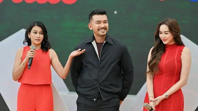 7 Potret Aura Kasih Promosi Series Gelas Kaca di Malaysia, Tampil Menawan