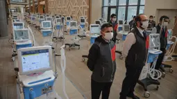 Para petugas medis yang mengenakan masker terlihat di Rumah Sakit Kota Basaksehir di Istanbul, Turki, pada 20 April 2020. Fase pertama dari rumah sakit superbesar baru itu, yang akan digunakan untuk merawat pasien COVID-19, diresmikan pada Senin (20/4) di Istanbul. (Xinhua)