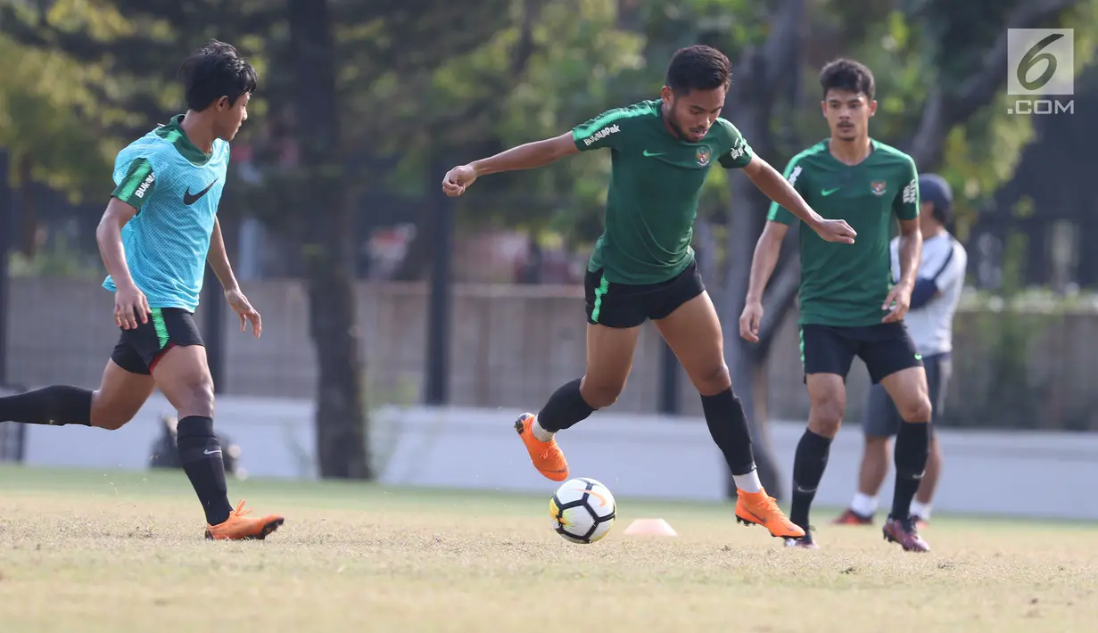 Pemain Indonesia U-19, Saddil Ramdani melompat saat laga internal di Lapangan A Kompleks GBK, Jakarta, Rabu (3/10). Laga internal ini untuk menentukan skuat utama Timnas Indonesia di Piala Asia U-19. (Liputan6.com/Helmi Fithriansyah)
