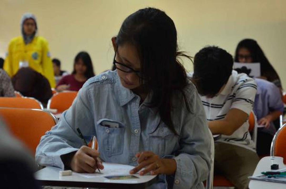 Peserta SNMPTN mengerjakan soal ujian