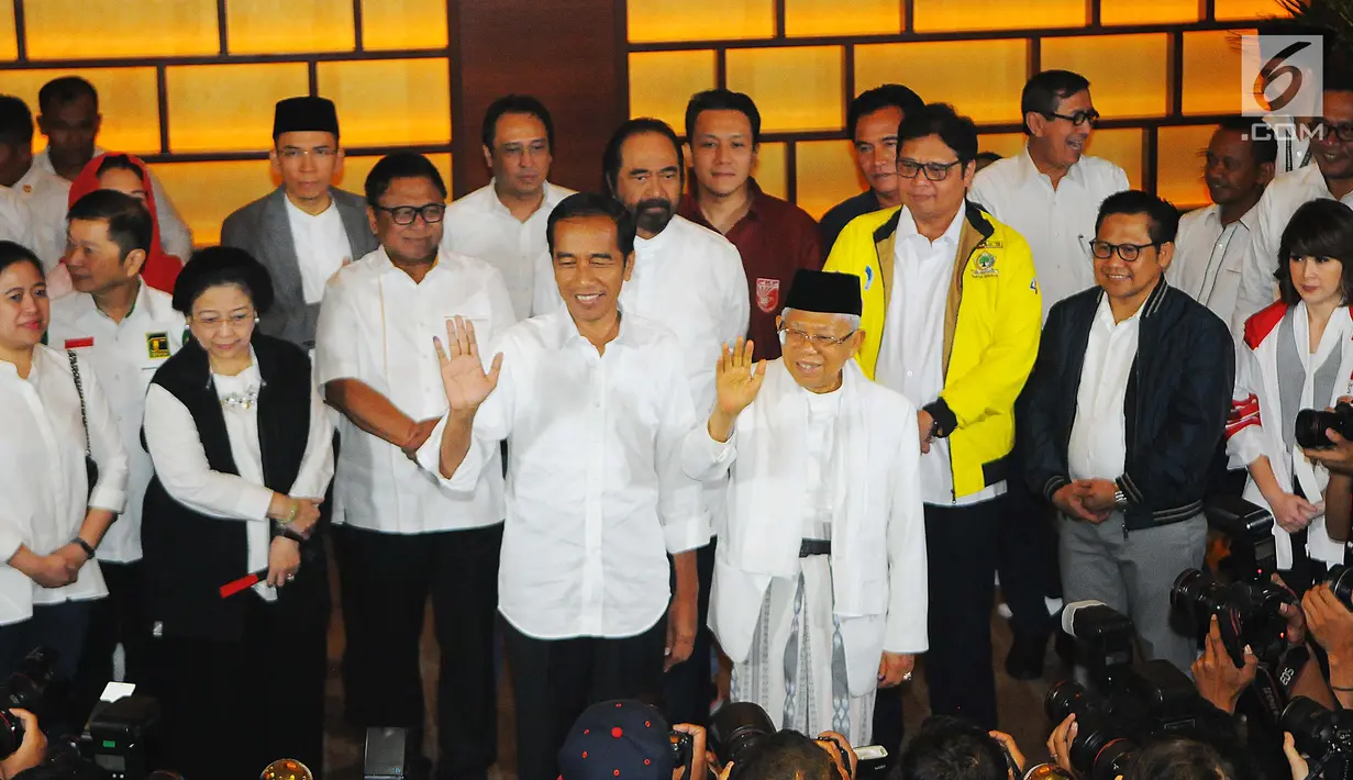 Capres-cawapres 01 Joko Widodo dan Ma'ruf Amin menyapa awak media saat memberikan keterangan kepada wartawan usai menyaksikan perhitungan suara versi hitung cepat di Jakarta, Rabu (17/4). (Liputan6.com/Angga Yuniar)