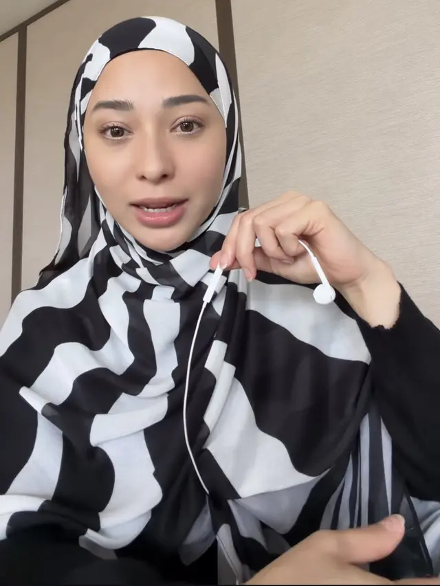 Nikita Willy Tampil Berbeda dengan Hijab Motif Zebra. [@nikitawillyofficial94]