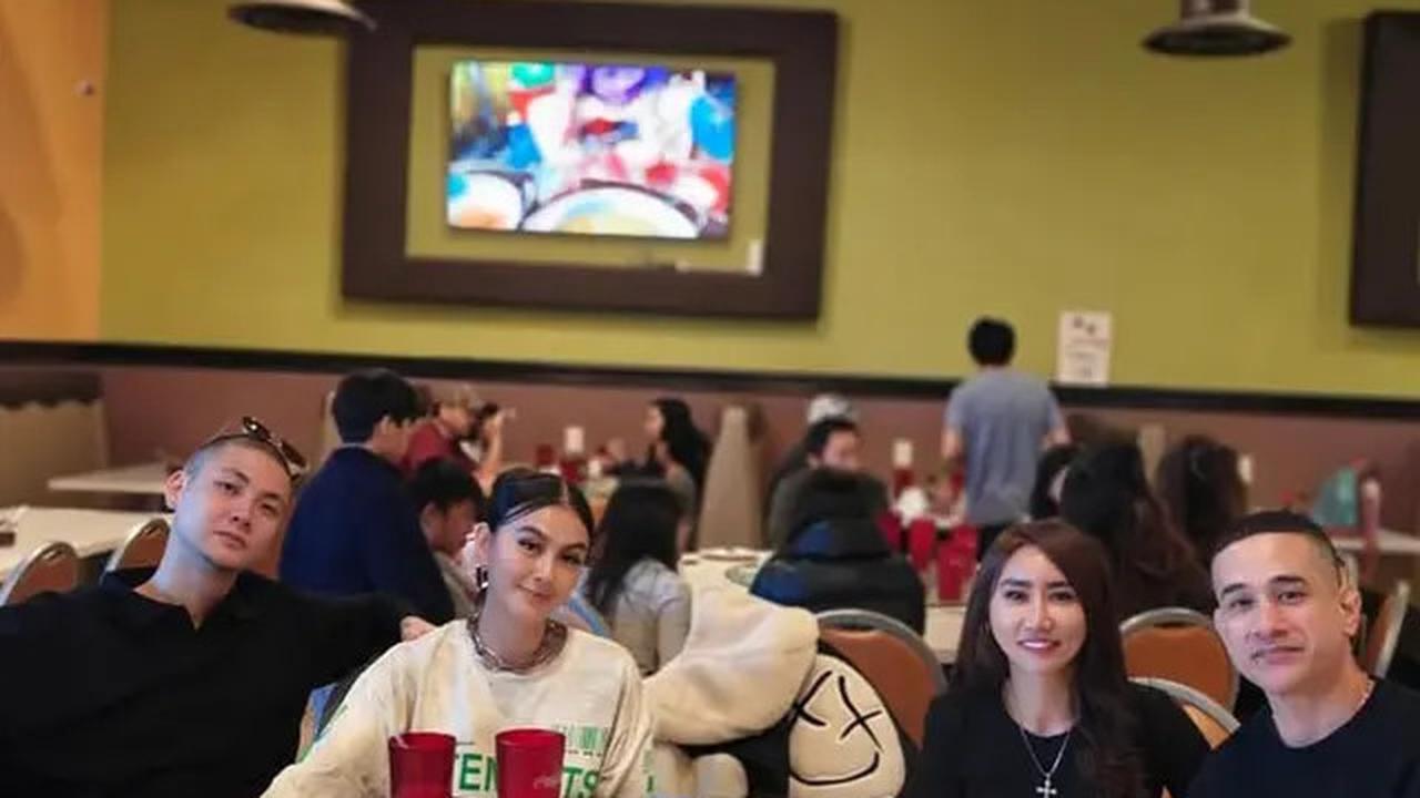 6 Potret Agnez Mo Rayakan Tahun Baru di Las Vegas, Reuni Bareng Okan Kornelius