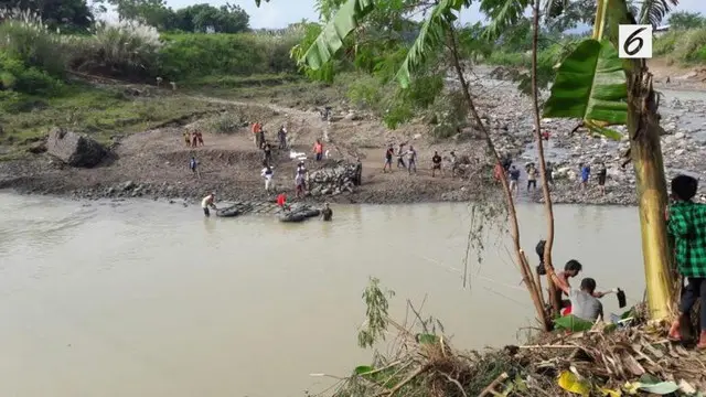 Jembatan Cipamingkis penghubung Kabupaten Bogor dengan Kabupaten Cianjur ambles Kamis, 13 April. Akibatnya, aktivitas warga terganggu