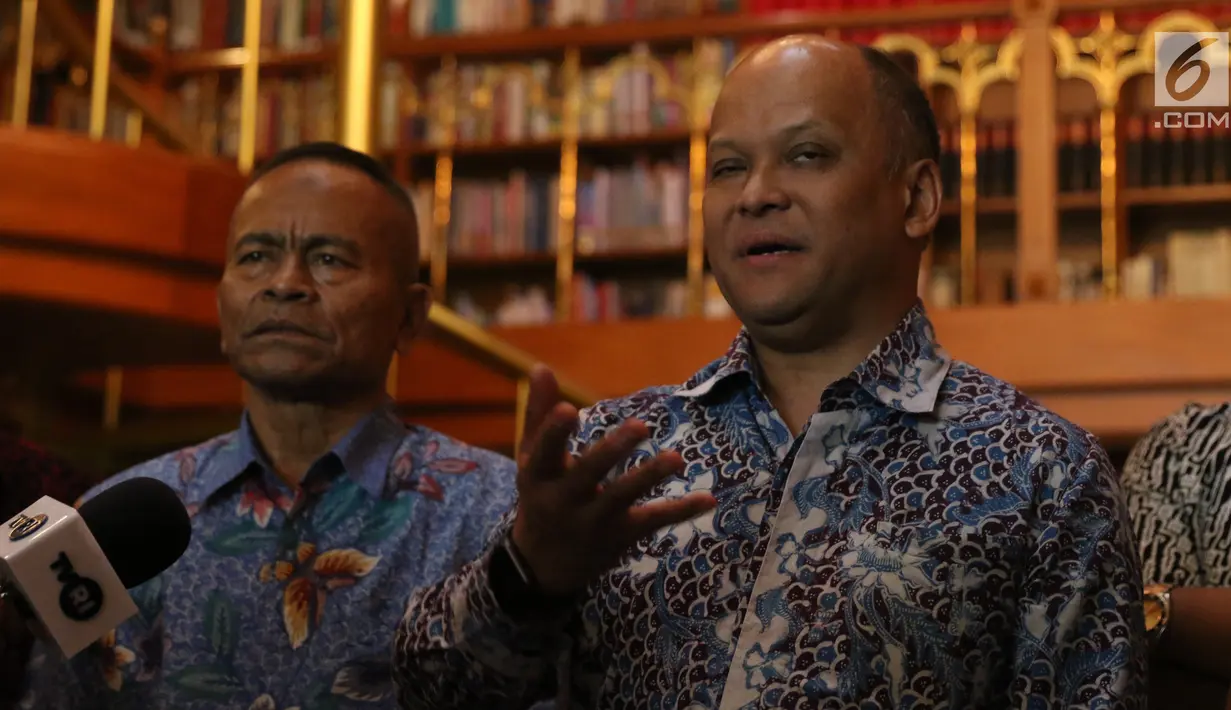 Putra almarhum Presiden ke-3 RI BJ Habibie Ilham Akbar Habibie memberikan keterangan seusai menerima penyerahan anugerah Bapak Kemerdekaan Pers Indonesia kepada almarhum BJ Habibie, di Jakarta (16/9/2019). (Liputan6.com/Angga Yuniar)