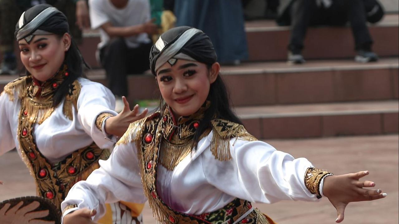 Penampilan penari Reog Ponorogo saat performance art di Parade dan Apel Kesaktian Pancasila di kawasan Tugu Proklamasi, Jakarta Pusat, Minggu (1/10/2023).<br>