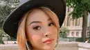 Di beberapa momen, pelantun lagu Kepastian ini tampil memesona dengan topi. Bukan hanya berfungsi sebagai penutup kepala, topi juga menjadi aksesoris penunjang penampilan Aurel Hermansyah.
(Liputan6.com/IG/@aurelie.hermansyah)