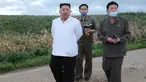 Dalam gambar tak bertanggal yang dirilis 28 Agustus 2020 memperlihatkan pemimpin Korea Utara, Kim Jong-un (kiri) mengunjungi daerah yang dilanda topan di Provinsi Hwanghae Selatan. Kunjungan Kim dilakukan usai televisi pemerintah KCTV menayangkan adegan kerusakan akibat topan. (STR/AFP/KCNA VIA KNS)