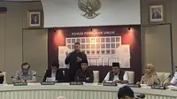 Ketua KPU Hasyim Asy'ari bersama sejumlah anggotanya menyampaikan konferensi pers terkait Indonesia Election Visit Program atau program kunjungan pemilu, Senin 12 Februari 2024. (Liputan6.com/Muhammad Radityo Priyasmoro)