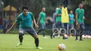 Gelandang Mitra Kukar, Septian David, mengejar bola saat mengikuti seleksi Timnas Indonesia U-22 di Lapangan SPH Karawaci, Banten, Selasa (28/2/2017). (Bola.com/Vitalis Yogi Trisna)