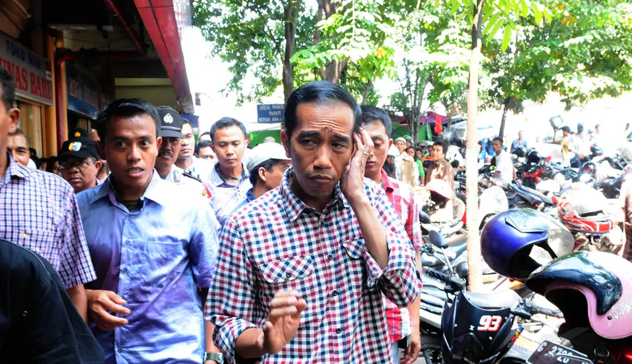 Calon presiden nomor urut 2, Joko Widodo menyambangi pasar Kebayoran Lama, Jakarta, Senin (30/6/14). (Liputan6.com/Andrian M Tunay)