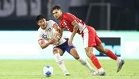 Pemain Timnas Indonesia, Shayne Pattynama (kanan), berebut bola dengan pemain Chinese Taipei, Huang Tzu Ming, dalam laga FIFA Matchday di Stadion Gelora Bung Tomo (GBT), Surabaya, Jumat (05/09/2025). (Bola.com/Abdul Aziz)