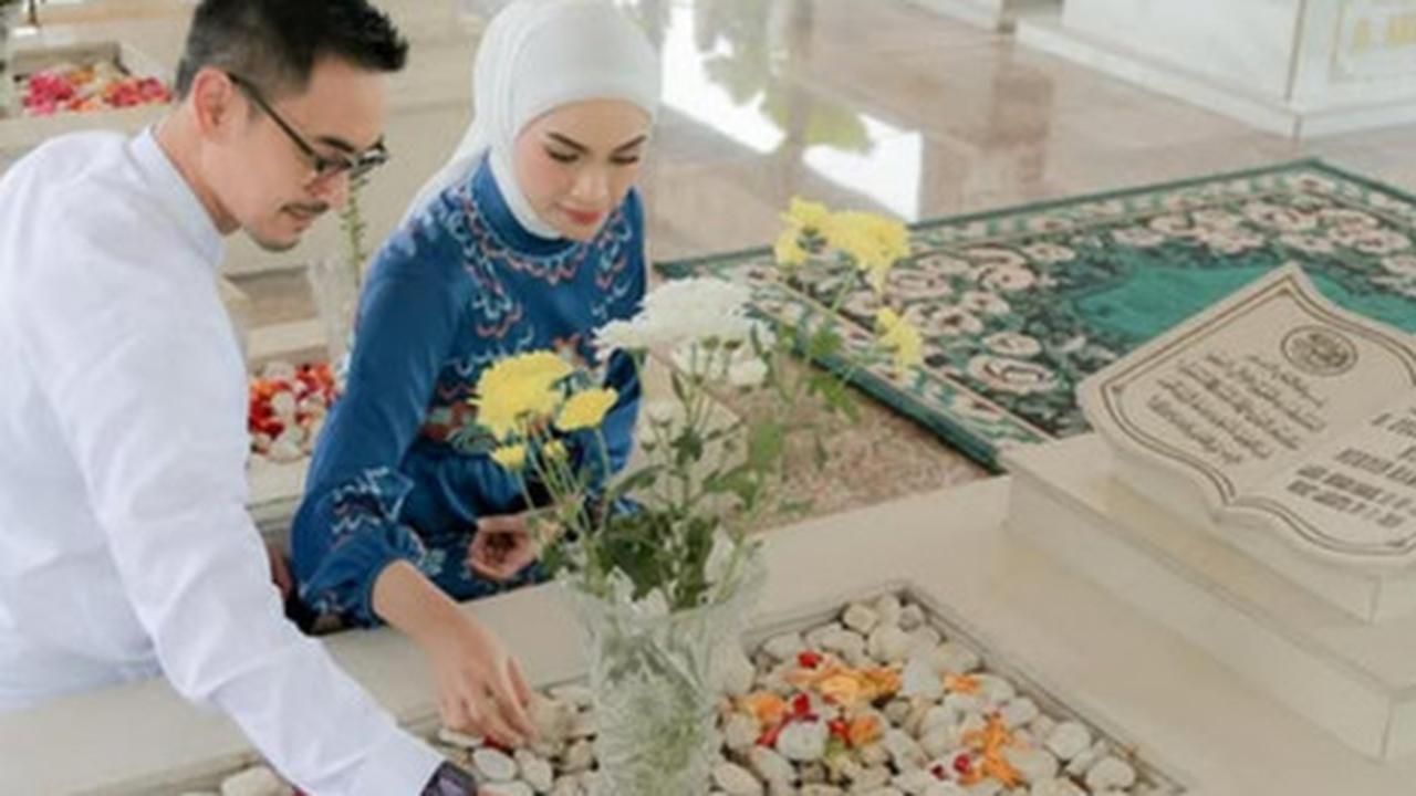 Potret Putri Zulkifli Hasan Ziarah ke Makam Ayah Zumi Zola di Jambi, Salfok Pemakaman Mewah Dalam Ruangan