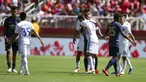 Para pemain Manchester United berpelukan dengan pemain San Jose Earthquakes usai laga persahabatan di Stadion Levi's, Minggu (22/7/2018). Manchester United ditahan 0-0 dengan San Jose Earthquakes. (AP/D. Ross Cameron)