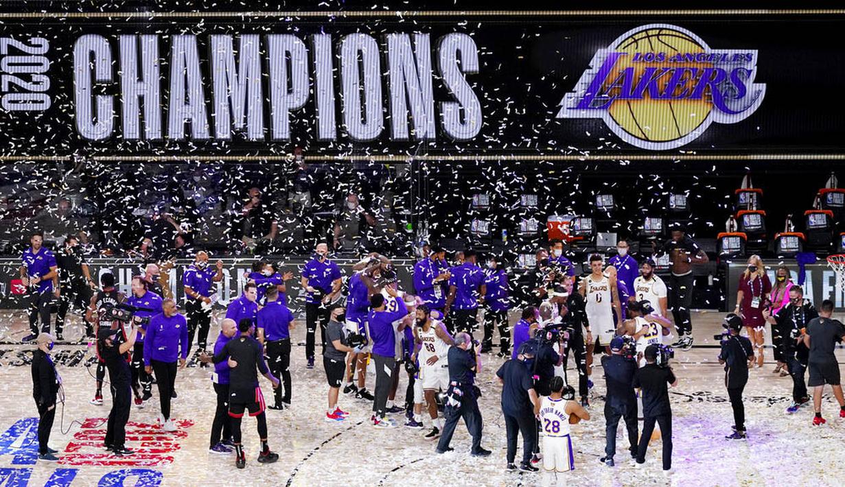 Para pebasket Los Angeles Lakers merayakan gelar juara usai menaklukkan Miami Heat Pada gim keenam final NBA di  AdvenHealth Arena, Senin (12/10/2020). Lakers menang dengan skor 106-93. (AP Photo/John Raoux)