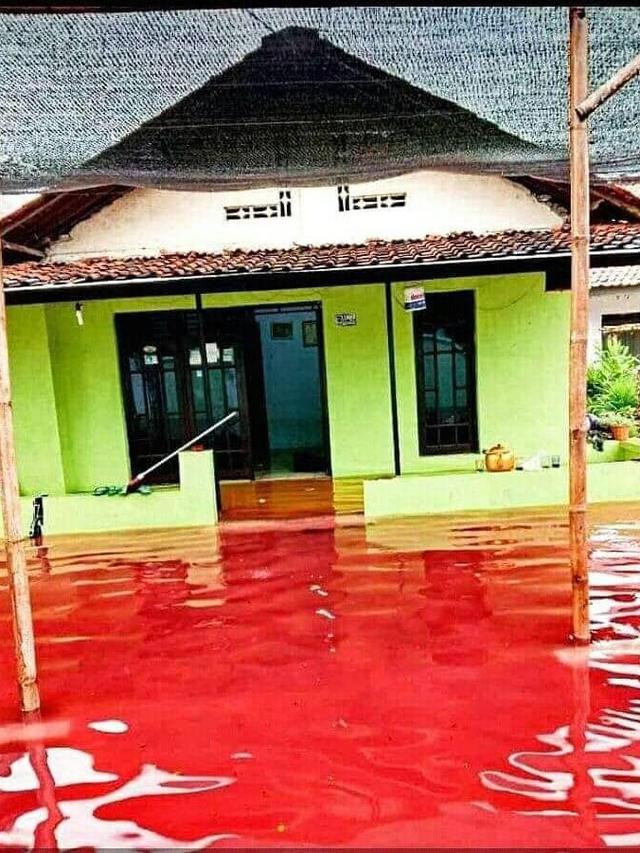 Air banjir berwarna merah, di Pekalongan. (Foto: Liputan6.co,/FB. Dudo Anak Limo)